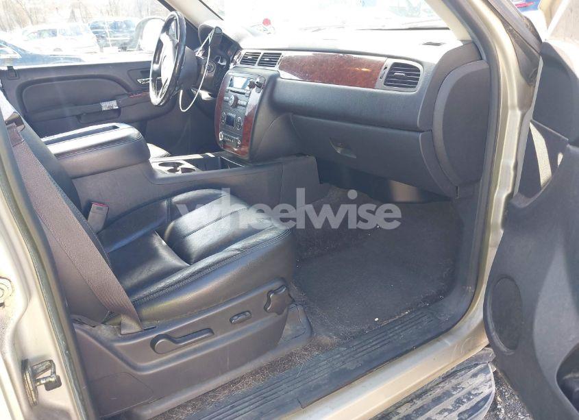 Photo 5 of 2014 Chevrolet Suburban 1500 LT (VIN 1GNSKJE71ER145069)