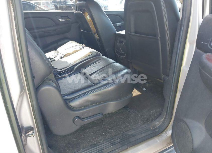 Photo 8 of 2014 Chevrolet Suburban 1500 LT (VIN 1GNSKJE71ER145069)