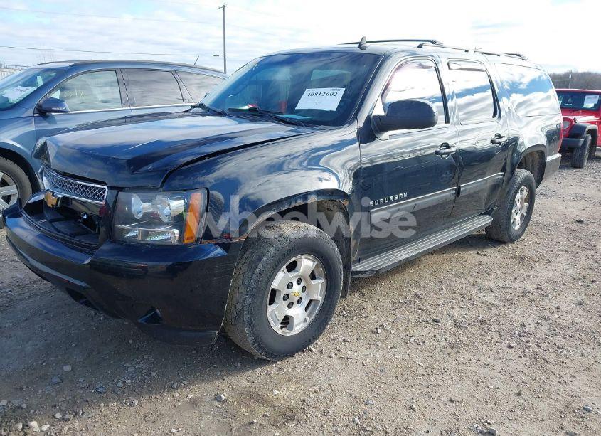 Photo 2 of 2014 Chevrolet Suburban 1500 LT (VIN 1GNSKJE71ER232700)