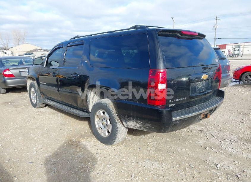 Photo 3 of 2014 Chevrolet Suburban 1500 LT (VIN 1GNSKJE71ER232700)