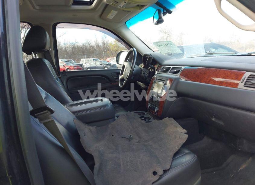 Photo 5 of 2014 Chevrolet Suburban 1500 LT (VIN 1GNSKJE71ER232700)