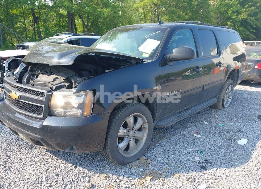 Photo 2 of 2013 Chevrolet Suburban 1500 LT (VIN 1GNSKJE72DR133799)