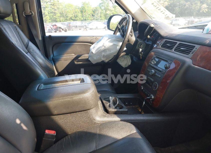 Photo 5 of 2013 Chevrolet Suburban 1500 LT (VIN 1GNSKJE72DR133799)