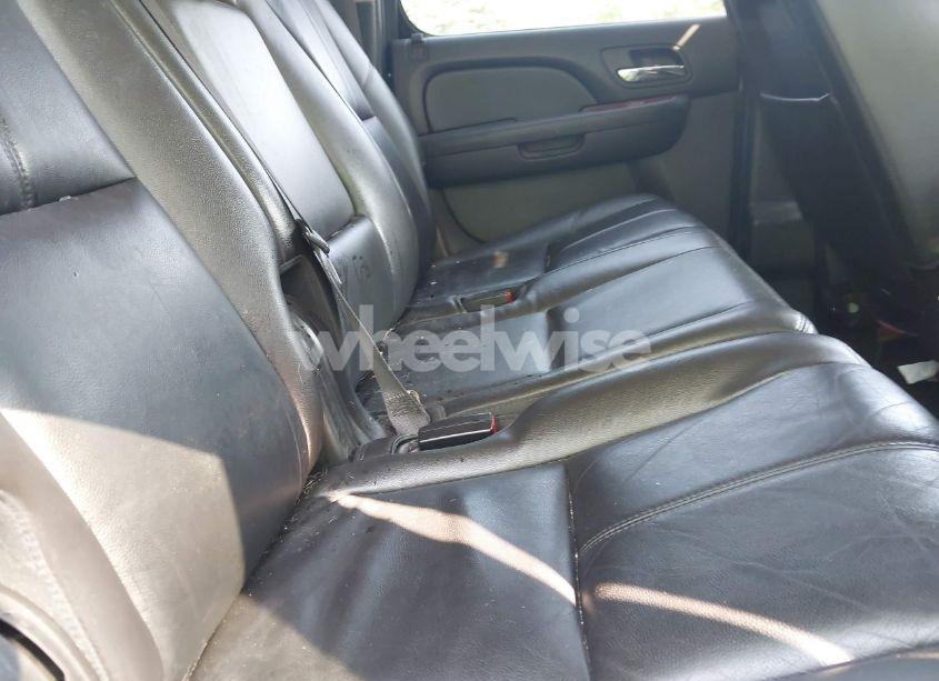 Photo 8 of 2013 Chevrolet Suburban 1500 LT (VIN 1GNSKJE72DR133799)