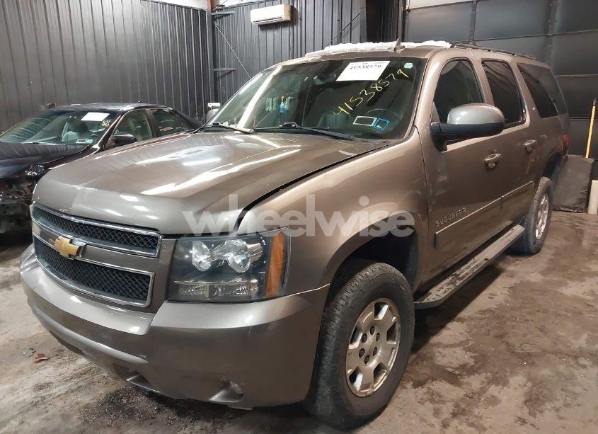 Photo 2 of 2013 Chevrolet Suburban 1500 LT (VIN 1GNSKJE72DR334022)