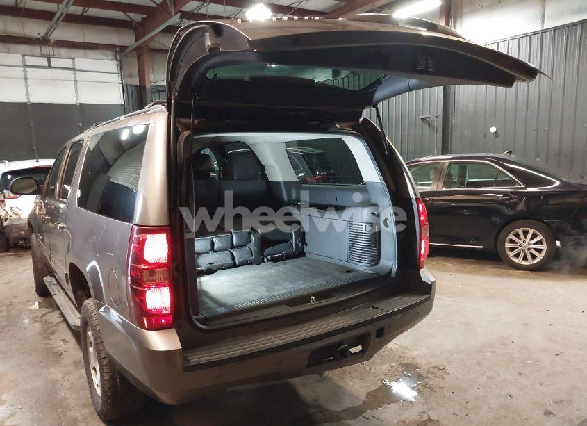 Photo 3 of 2013 Chevrolet Suburban 1500 LT (VIN 1GNSKJE72DR334022)