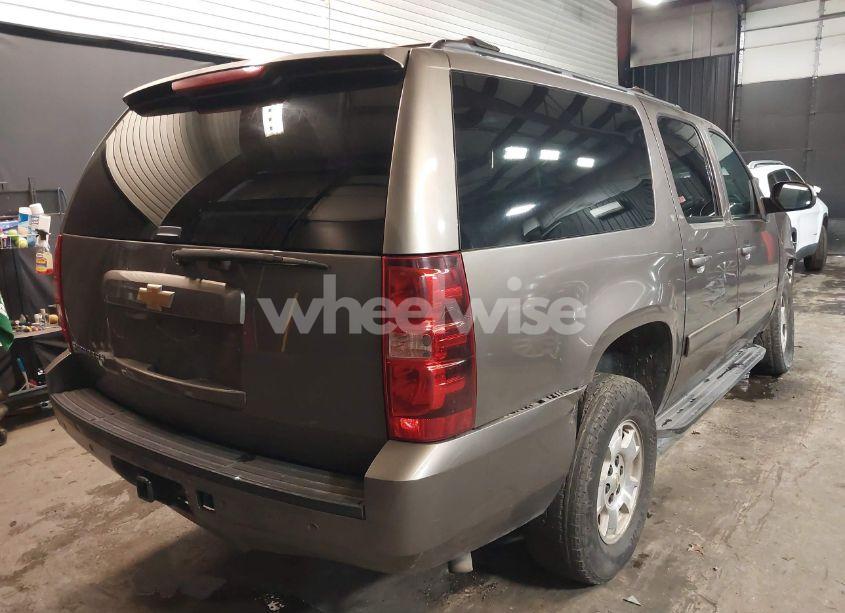 Photo 4 of 2013 Chevrolet Suburban 1500 LT (VIN 1GNSKJE72DR334022)