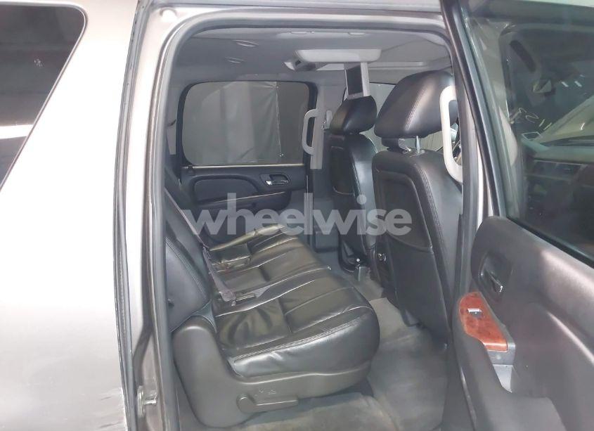 Photo 8 of 2013 Chevrolet Suburban 1500 LT (VIN 1GNSKJE72DR334022)