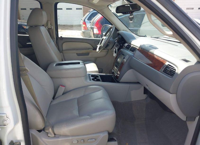 Photo 5 of 2013 Chevrolet Suburban 1500 LT (VIN 1GNSKJE72DR354013)