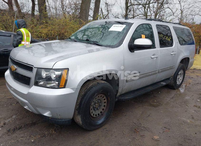 Photo 2 of 2014 Chevrolet Suburban 1500 LT (VIN 1GNSKJE72ER201925)