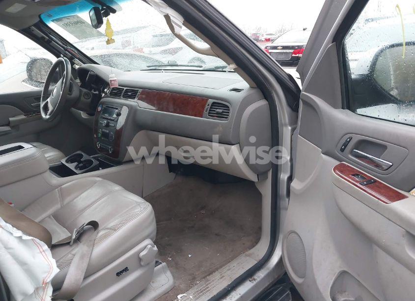 Photo 5 of 2014 Chevrolet Suburban 1500 LT (VIN 1GNSKJE72ER201925)