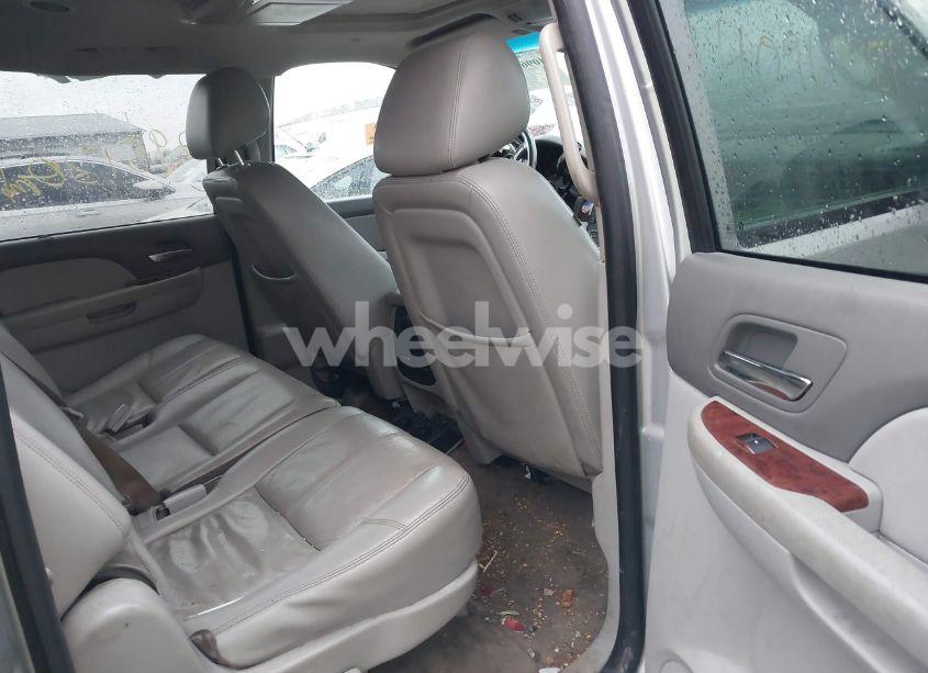 Photo 8 of 2014 Chevrolet Suburban 1500 LT (VIN 1GNSKJE72ER201925)