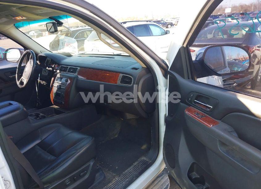 Photo 5 of 2012 Chevrolet Suburban 1500 LT (VIN 1GNSKJE73CR126813)