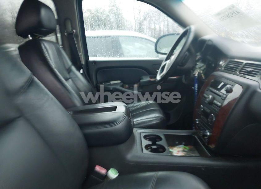 Photo 5 of 2012 Chevrolet Suburban 1500 LT (VIN 1GNSKJE73CR196473)