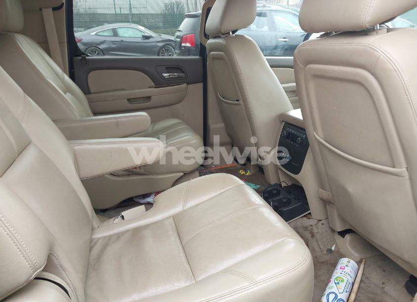 Photo 8 of 2012 Chevrolet Suburban 1500 LT (VIN 1GNSKJE73CR207049)