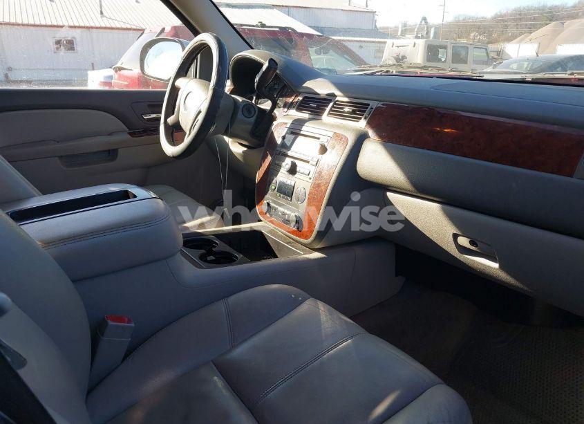 Photo 5 of 2012 Chevrolet Suburban 1500 LT (VIN 1GNSKJE73CR303943)