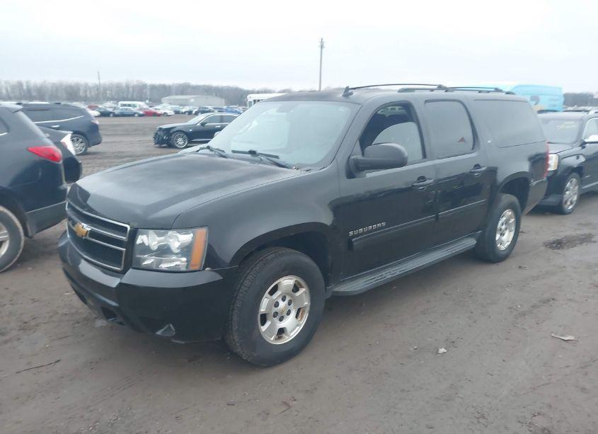 Photo 2 of 2013 Chevrolet Suburban 1500 LT (VIN 1GNSKJE73DR189430)