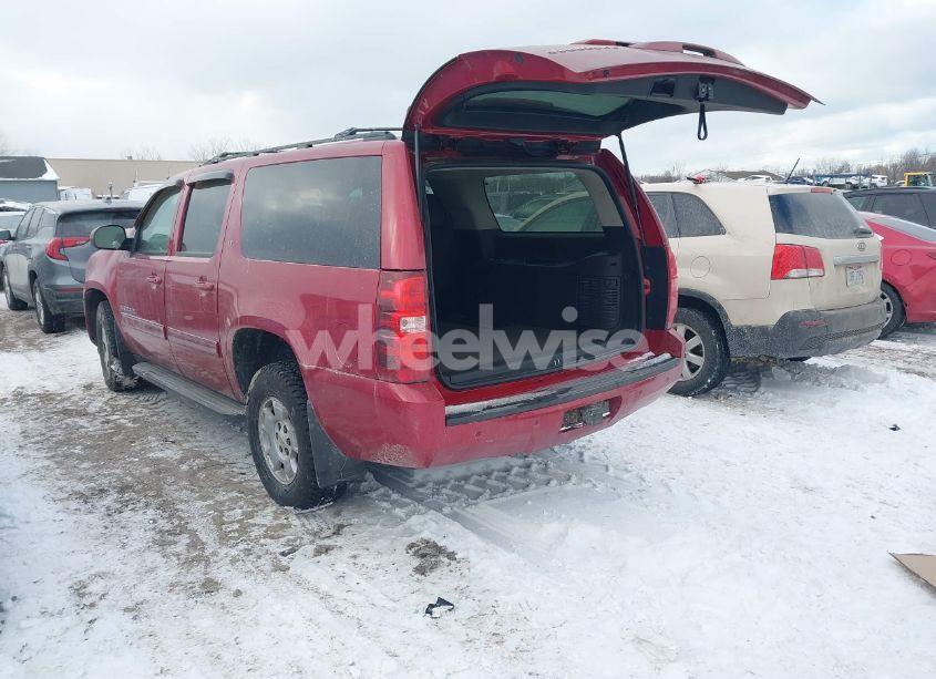 Photo 3 of 2013 Chevrolet Suburban 1500 LT (VIN 1GNSKJE73DR221583)