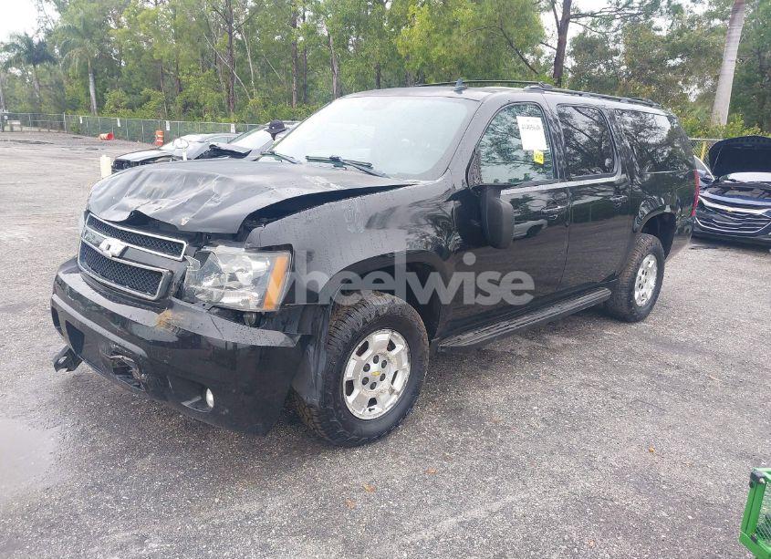 Photo 2 of 2014 Chevrolet Suburban 1500 LT (VIN 1GNSKJE73ER130976)