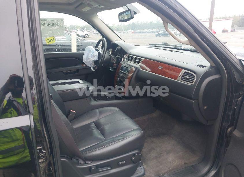 Photo 5 of 2014 Chevrolet Suburban 1500 LT (VIN 1GNSKJE73ER130976)