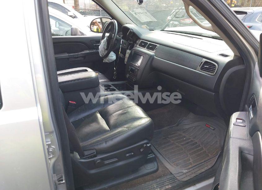 Photo 5 of 2014 Chevrolet Suburban 1500 LT (VIN 1GNSKJE73ER225733)