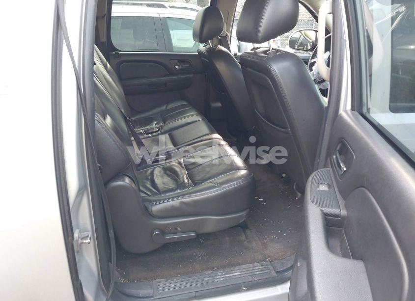 Photo 8 of 2014 Chevrolet Suburban 1500 LT (VIN 1GNSKJE73ER225733)