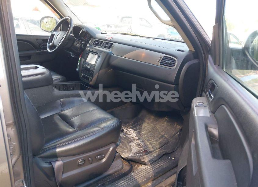 Photo 5 of 2012 Chevrolet Suburban 1500 LT (VIN 1GNSKJE74CR221767)