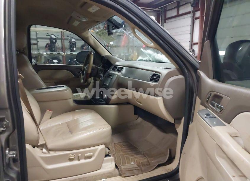 Photo 5 of 2012 Chevrolet Suburban 1500 LT (VIN 1GNSKJE74CR304437)