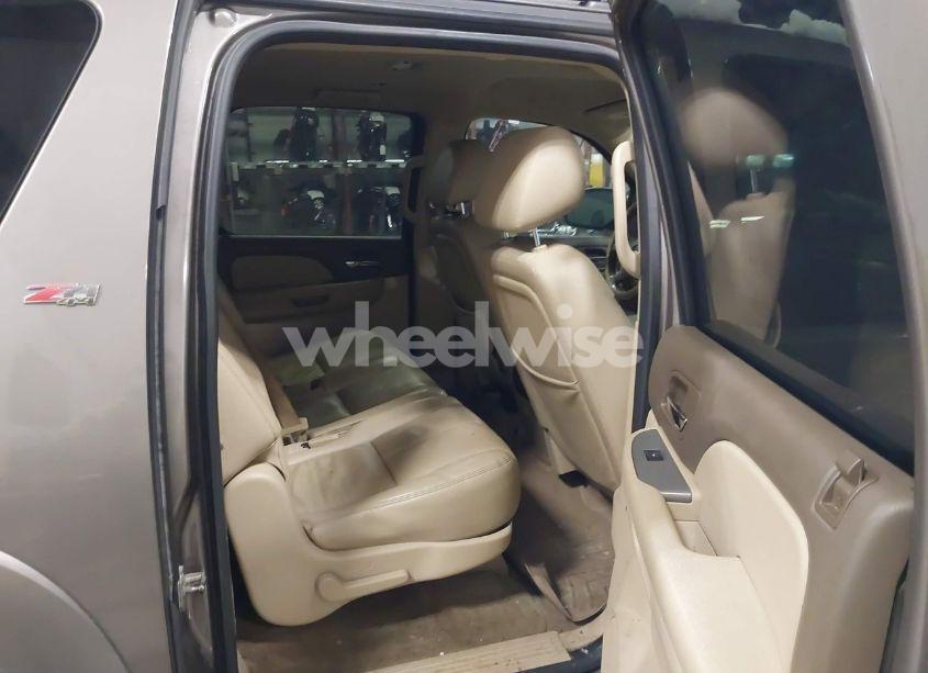 Photo 8 of 2012 Chevrolet Suburban 1500 LT (VIN 1GNSKJE74CR304437)