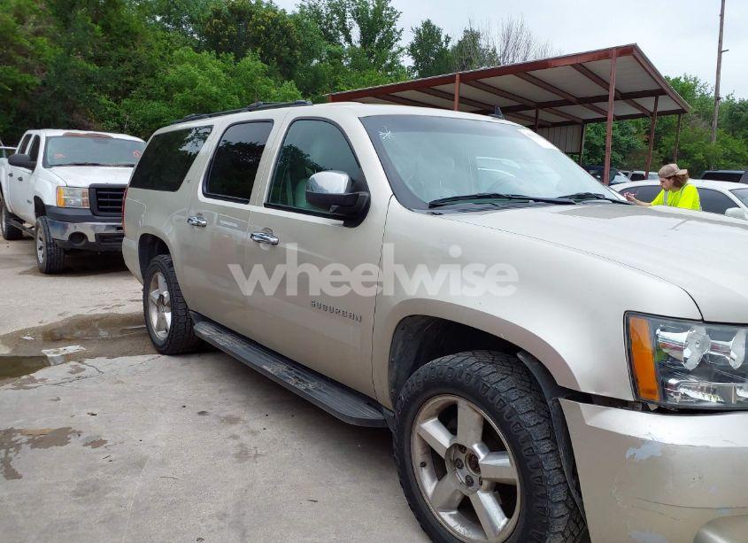 Photo 13 of 2013 Chevrolet Suburban 1500 LT (VIN 1GNSKJE74DR166223)