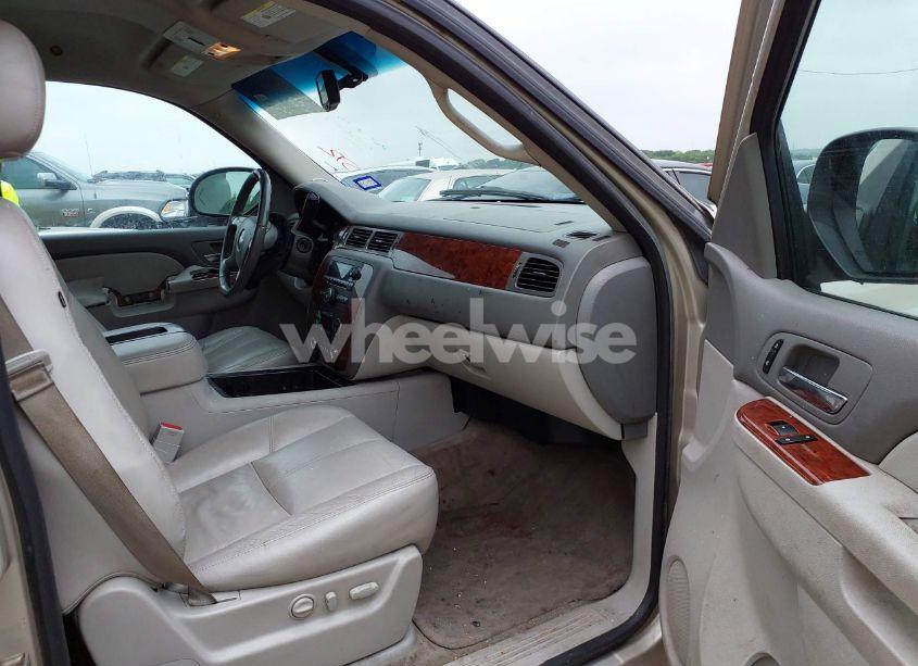 Photo 5 of 2013 Chevrolet Suburban 1500 LT (VIN 1GNSKJE74DR166223)