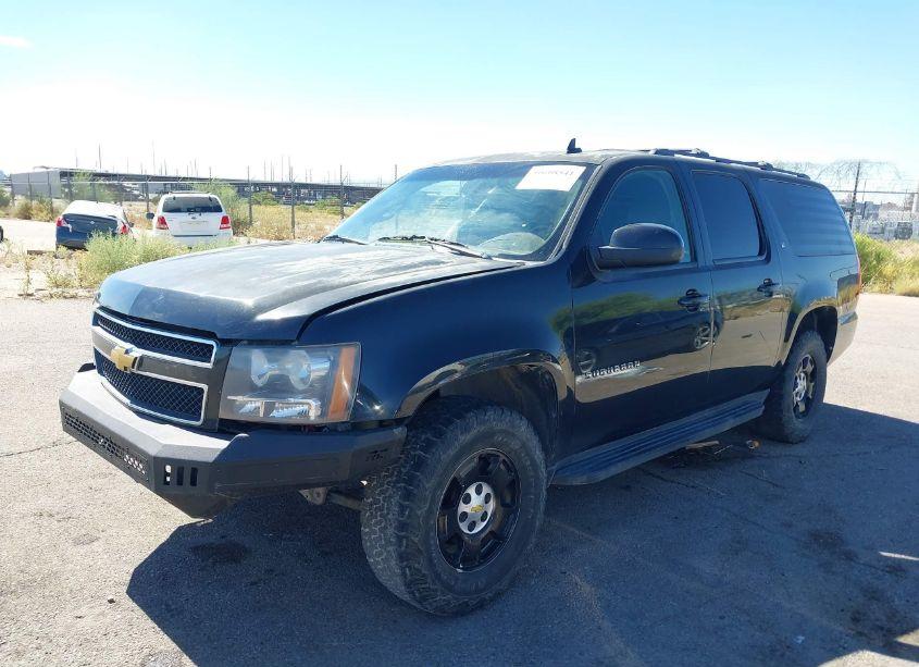 Photo 2 of 2013 Chevrolet Suburban 1500 LT (VIN 1GNSKJE74DR182843)