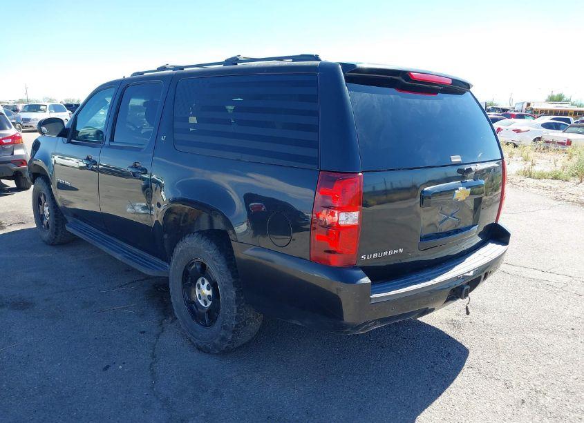 Photo 3 of 2013 Chevrolet Suburban 1500 LT (VIN 1GNSKJE74DR182843)