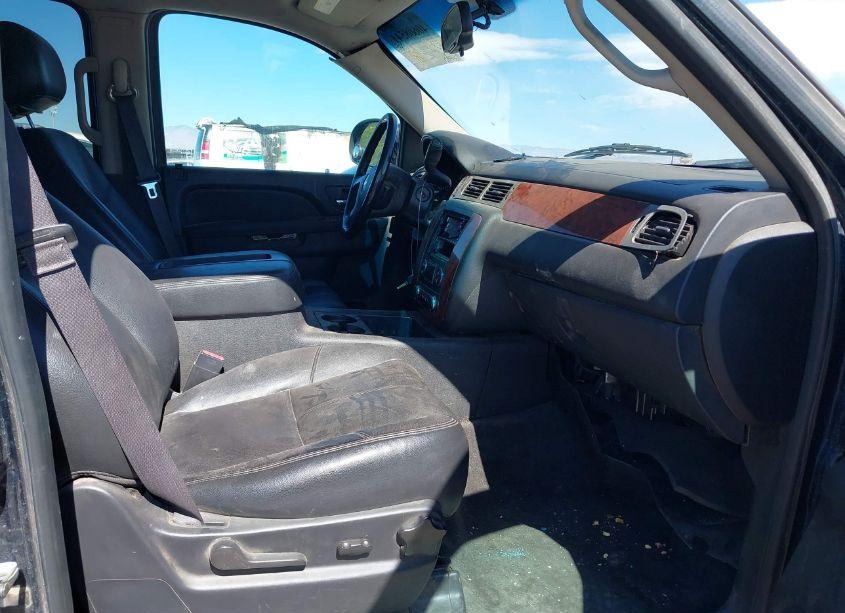 Photo 5 of 2013 Chevrolet Suburban 1500 LT (VIN 1GNSKJE74DR182843)