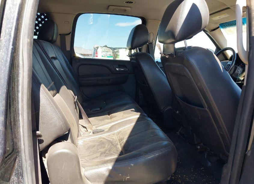 Photo 8 of 2013 Chevrolet Suburban 1500 LT (VIN 1GNSKJE74DR182843)