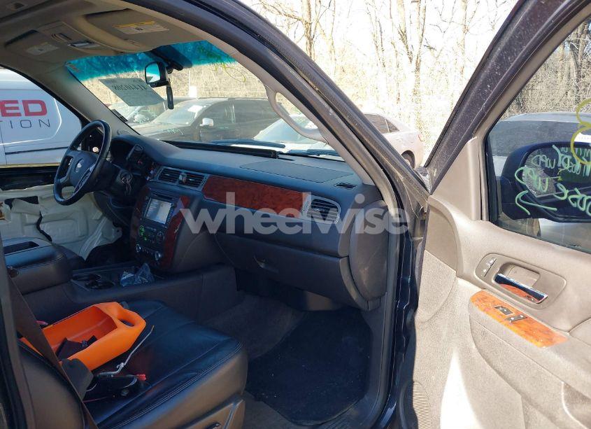 Photo 5 of 2012 Chevrolet Suburban 1500 LT (VIN 1GNSKJE75CR182591)