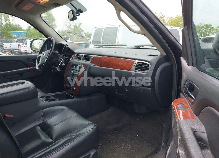 Photo 5 of 2012 Chevrolet Suburban 1500 LT (VIN 1GNSKJE75CR189265)