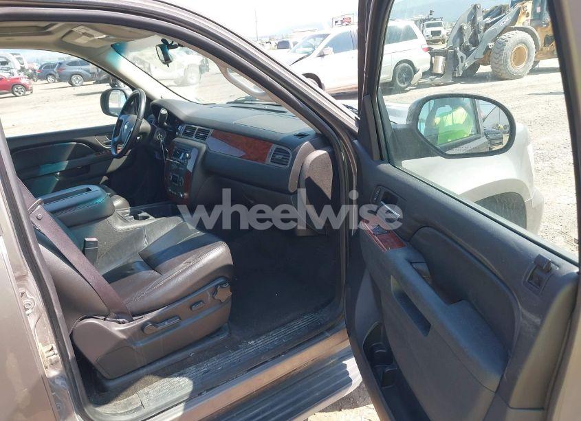 Photo 5 of 2012 Chevrolet Suburban 1500 LT (VIN 1GNSKJE75CR315141)