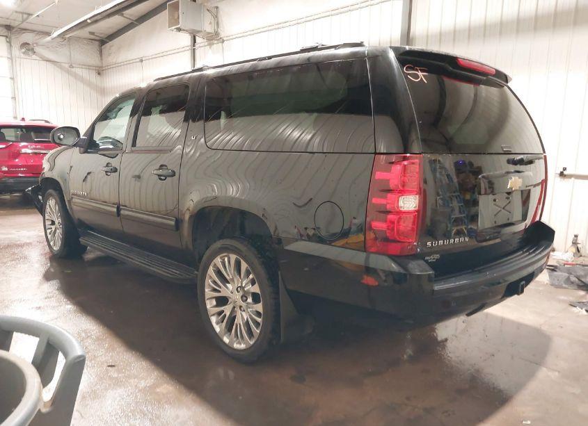 Photo 3 of 2013 Chevrolet Suburban 1500 LT (VIN 1GNSKJE75DR173830)