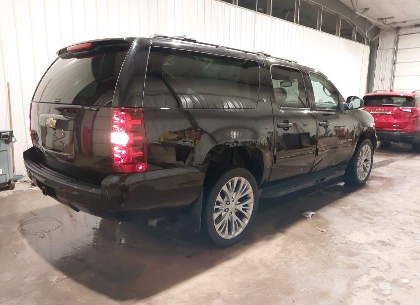 Photo 4 of 2013 Chevrolet Suburban 1500 LT (VIN 1GNSKJE75DR173830)