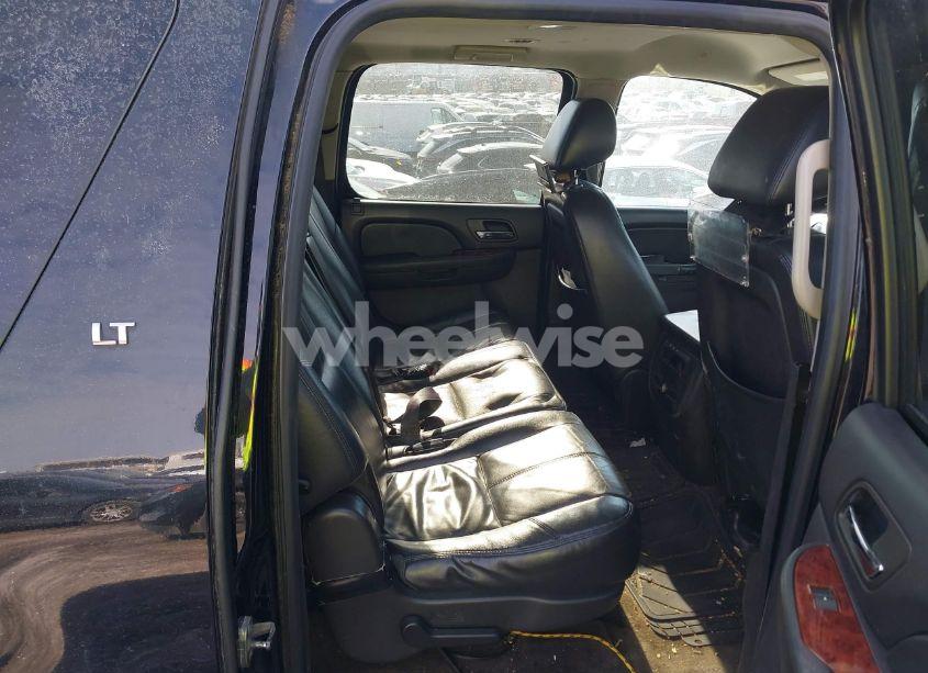 Photo 8 of 2014 Chevrolet Suburban 1500 LT (VIN 1GNSKJE75ER214054)