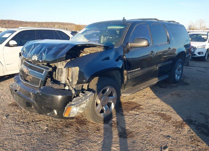 Photo 2 of 2014 Chevrolet Suburban 1500 LT (VIN 1GNSKJE75ER223188)