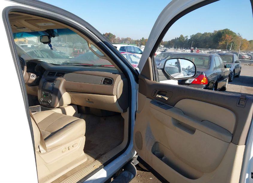 Photo 5 of 2012 Chevrolet Suburban 1500 LT (VIN 1GNSKJE76CR118527)