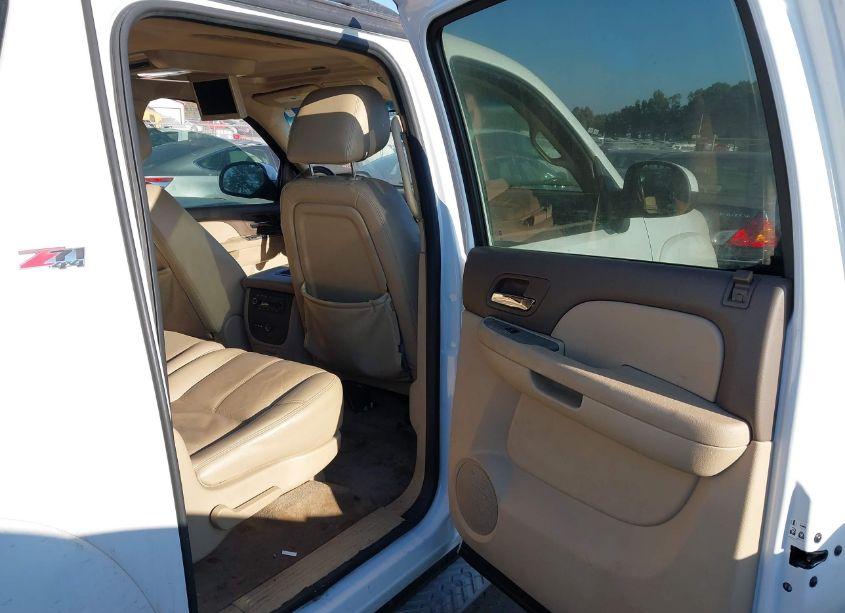 Photo 8 of 2012 Chevrolet Suburban 1500 LT (VIN 1GNSKJE76CR118527)