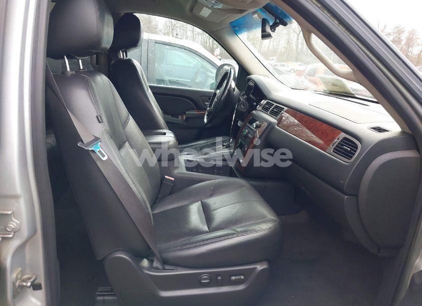 Photo 5 of 2012 Chevrolet Suburban 1500 LT (VIN 1GNSKJE76CR291724)