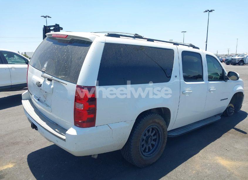 Photo 4 of 2013 Chevrolet Suburban 1500 LT (VIN 1GNSKJE76DR204809)