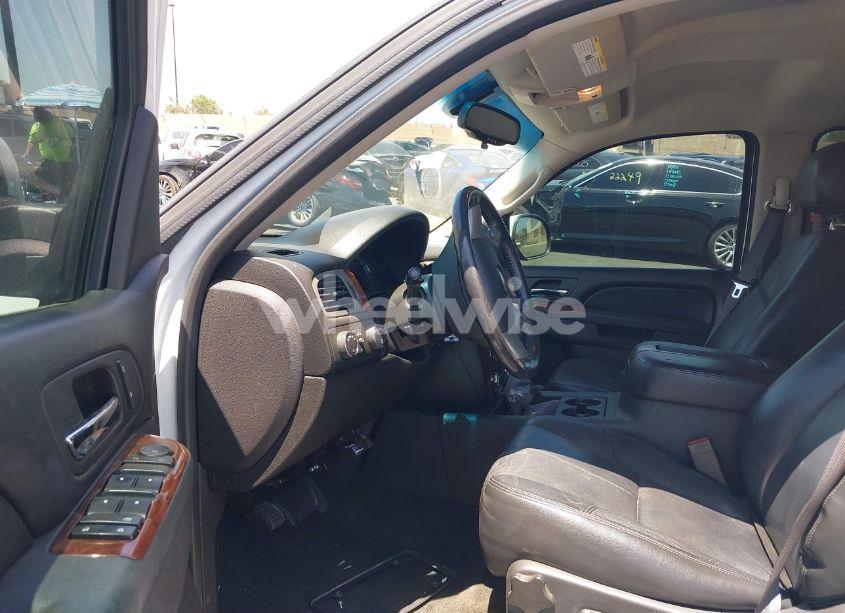 Photo 5 of 2013 Chevrolet Suburban 1500 LT (VIN 1GNSKJE76DR204809)