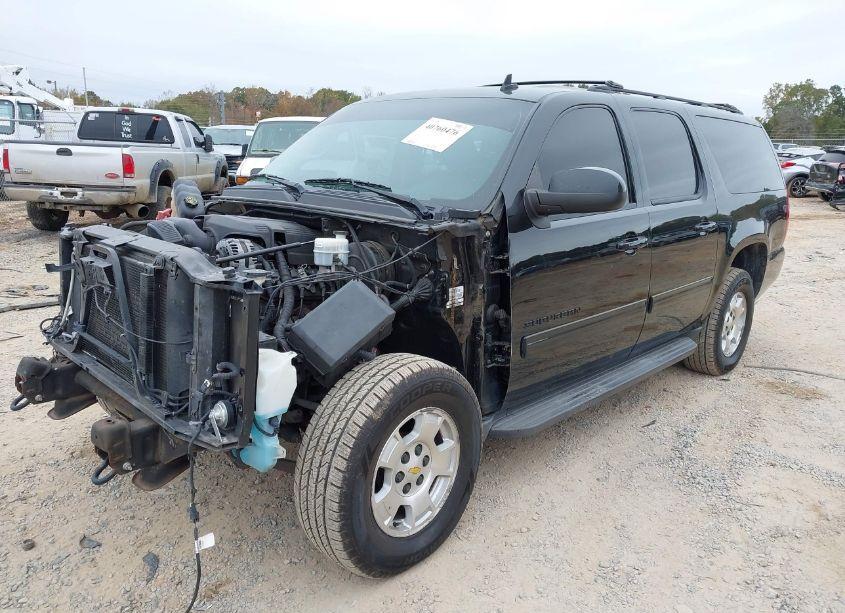 Photo 2 of 2013 Chevrolet Suburban 1500 LT (VIN 1GNSKJE76DR290445)