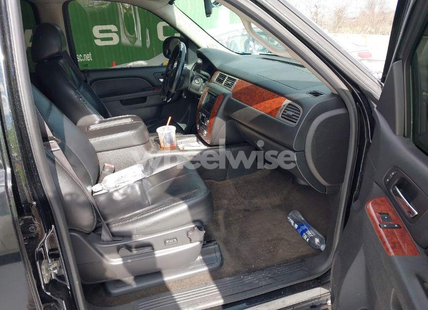 Photo 5 of 2014 Chevrolet Suburban 1500 LT (VIN 1GNSKJE76ER210739)