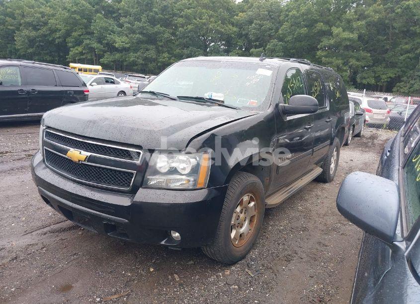 Photo 2 of 2014 Chevrolet Suburban 1500 LT (VIN 1GNSKJE76ER211325)